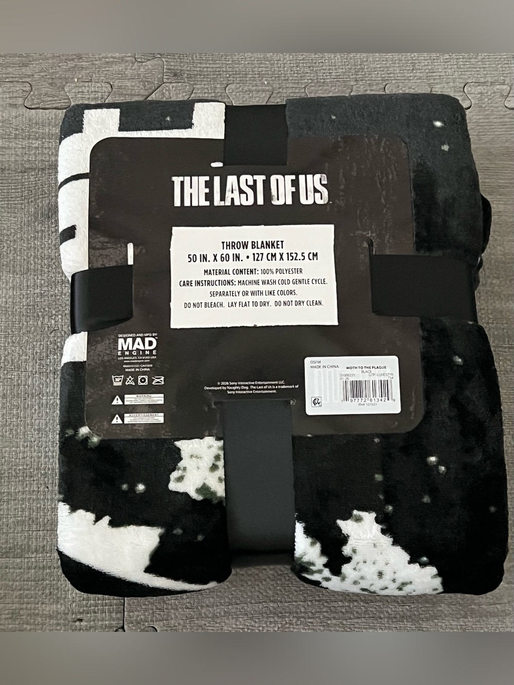 MAD Engine The Last of Us Throw Blanket Polyester 50x60 Black/White - Picture 3 of 3